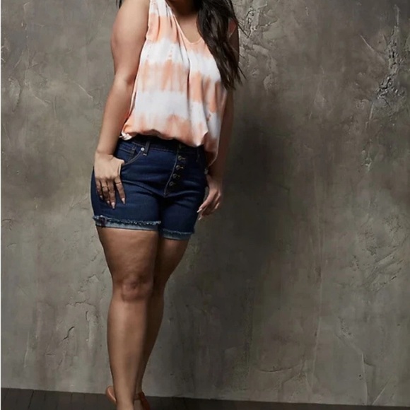 TORRID HIGH RISE MID SHORT - VINTAGE STRETCH DARK WASH Size 18 - Picture 3 of 9